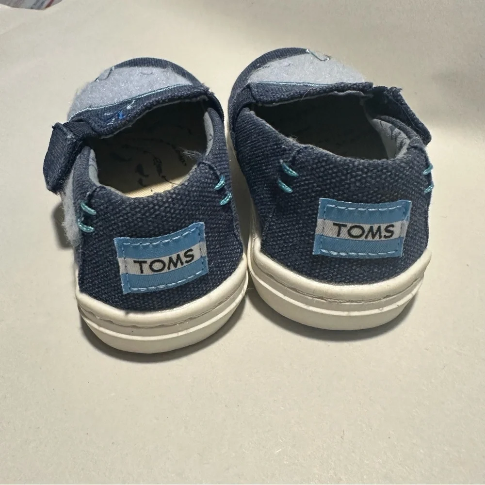 Tom’s toddler blue whale design slip on sneakers